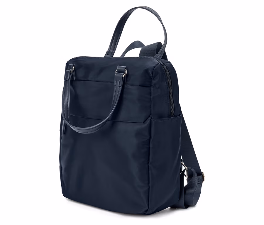 Dunkelblauer Nylon-Rucksack mit Tragegriffen und Schultergurten, der leicht schräg steht. Er hat eine Reißverschlusstasche vorne und eine an der Seite.