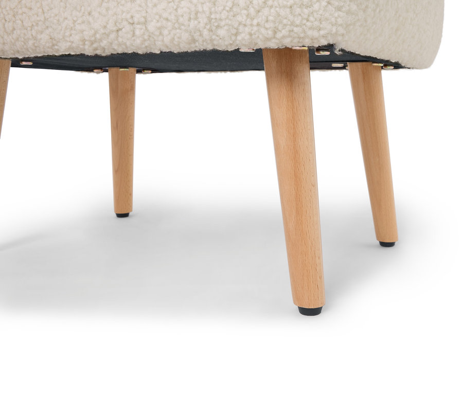 Nahaufnahme der Unterseite eines Hockers mit naturfarbenen Holzbeinen und einem cremefarbenen, zotteligen Sitz.