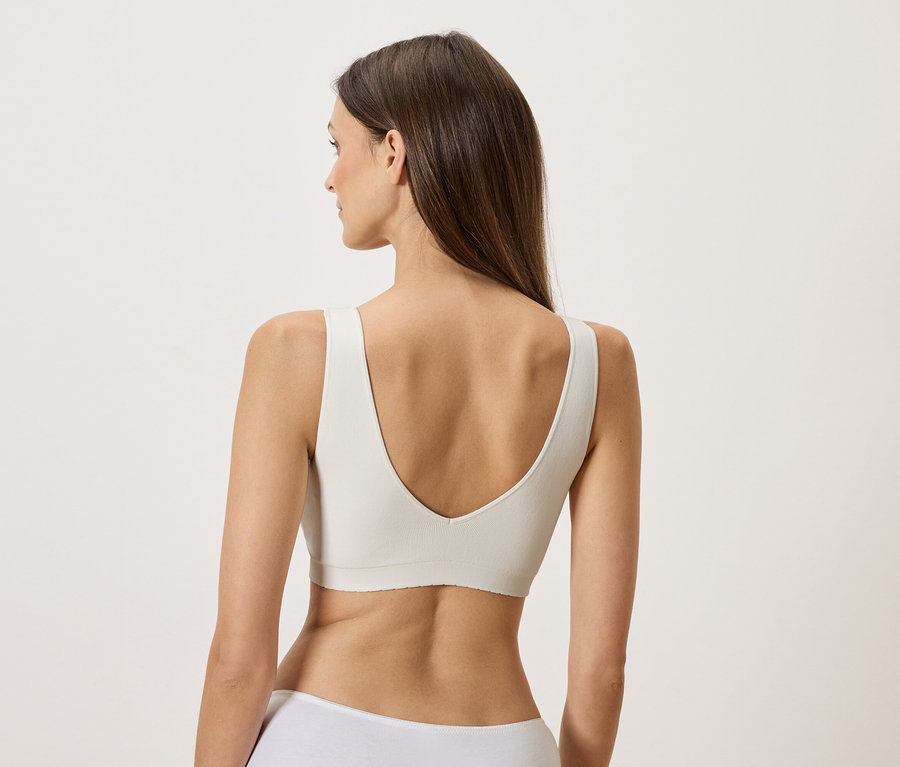 Frau von hinten, die einen weißen BH trägt.