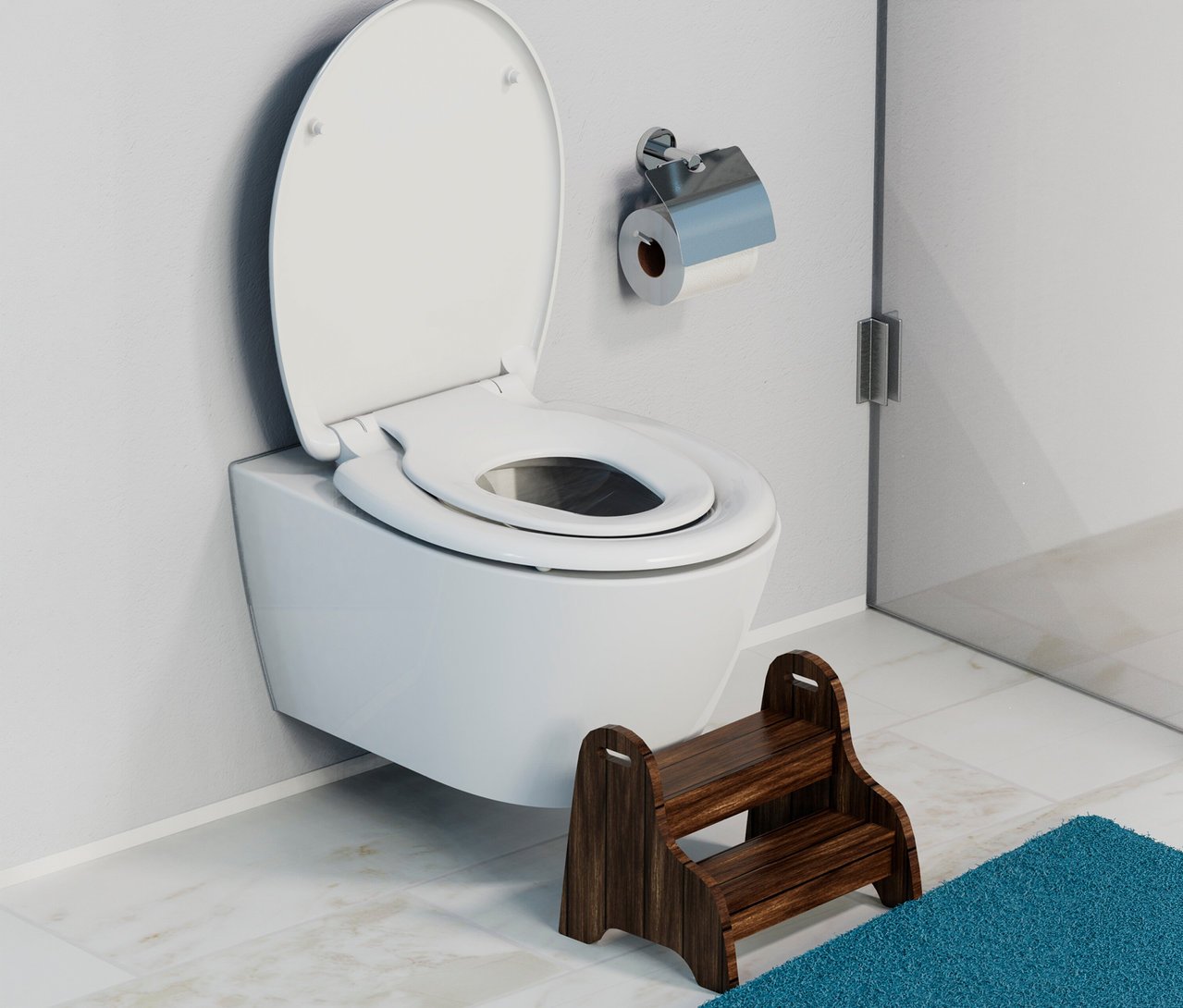 Weißes Wand-WC mit offenem Deckel und einem kleineren Duroplast WC-Sitz »FAMILY« für Kinder. Daneben ein Toilettenpapierhalter, darunter ein brauner zweistufiger Hocker auf hellen Fliesen mit blauem Badteppich.