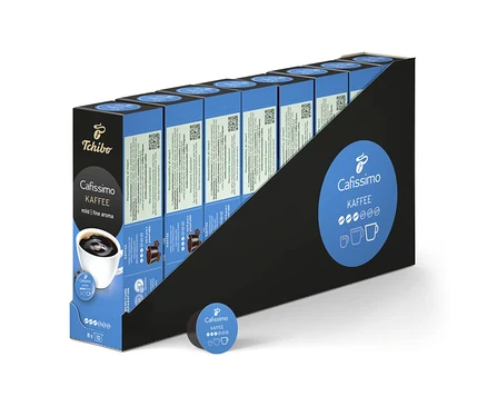 Mehrere Packungen Cafissimo Kaffee mild - 80 Kapseln in einer Reihe. Eine Kapsel liegt davor.