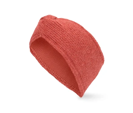 Orangefarbenes Stirnband gestrickt auf weißem Hintergrund.