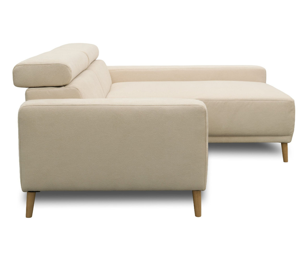 Cremefarbenes DOMO Sofa »Malmö« mit Longchair rechts, Kopfteilverstellung und Holzfüßen.