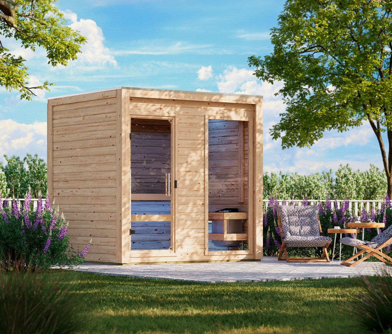 Holzsauna im Garten auf einer Terrasse, umgeben von grünem Gras, Bäumen und lila Blumen.