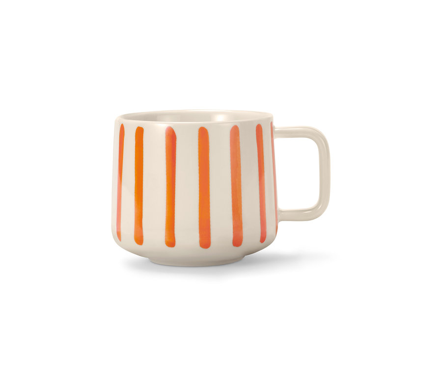 Cremefarbene Kaffeetasse mit orangefarbenen vertikalen Streifen.