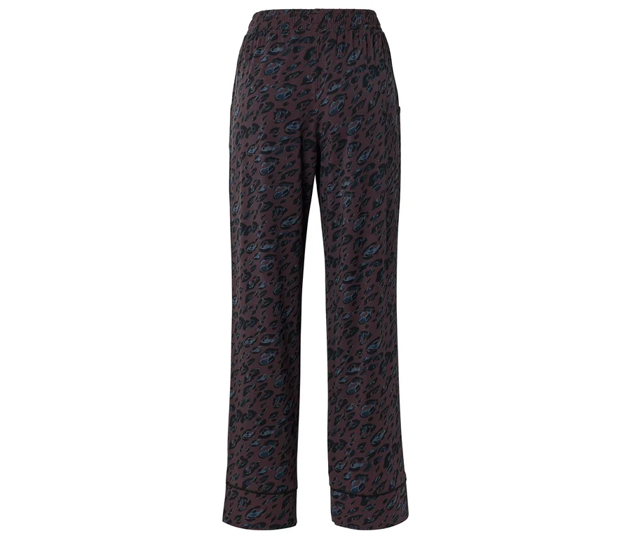 Dunkelbraune Hose mit blau-grauem Leopardenmuster und weitem Bein.