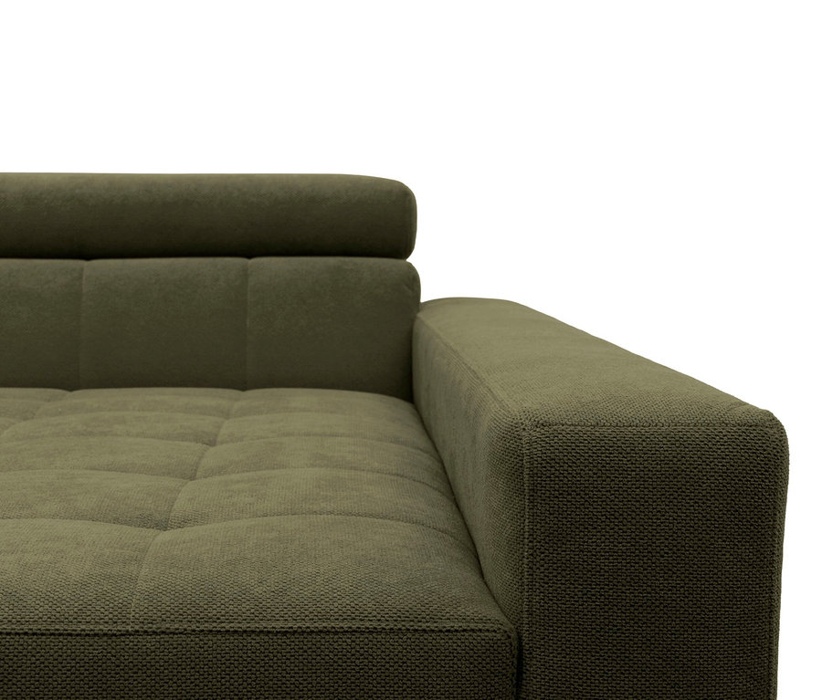Nahaufnahme eines dunkelgrünen Sofas mit strukturiertem Stoff, das die rechte Armlehne, das getuftete Sitzkissen und die Rückenlehne mit verstellbarer Kopfstütze zeigt.