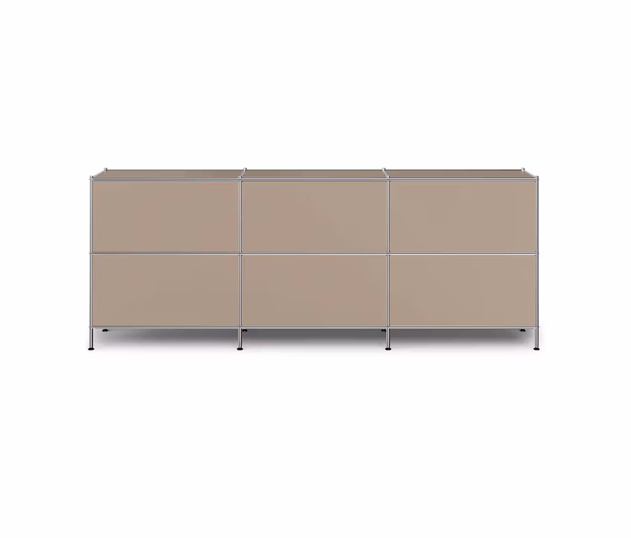 Taupefarbenes Metall-Sideboard "CN3" mit 6 Klappenfächern auf einem weißen Hintergrund.