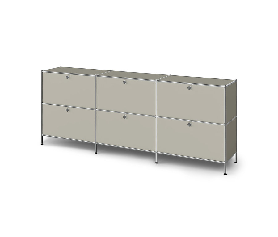 Langer, modularer hellgrauer Schrank mit Chromrahmen, sechs Türen mit runden Griffen und kurzen Beinen.