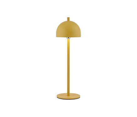 Eine gelbe Lampe mit gewölbtem Schirm, dünnem Stiel und rundem Fuß, die Licht abgibt. Ein kleines silbernes Detail ist unter dem Schirm.