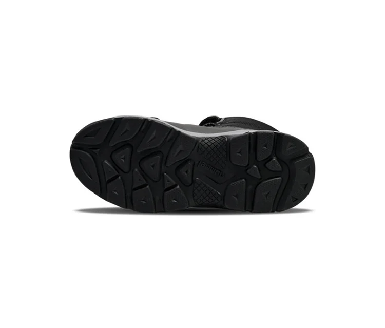 Unteransicht eines schwarzen hummel® Schneestiefels Snow Boot Tex, der die schwarze Sohle mit strukturiertem Profil und eingeprägtem hummel-Logo zeigt.