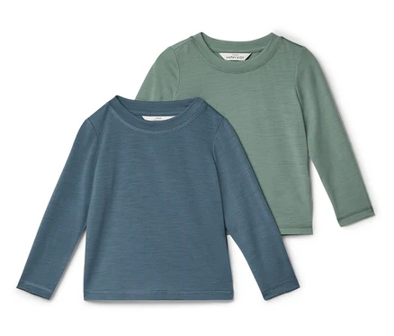 Zwei langärmelige Shirts liegen flach auf weißem Hintergrund. Eines ist ein blaues Langarmshirt im Vordergrund, das andere ein grünes Langarmshirt dahinter.