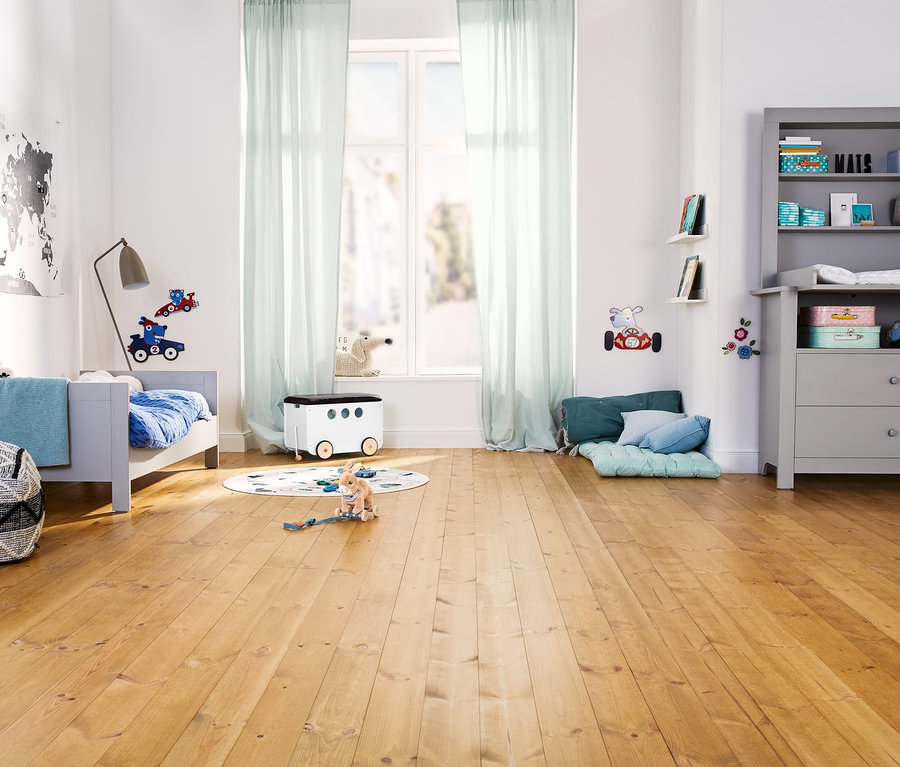 Kinderzimmer mit grauem Pinolino Kinderbett »Liv« und Wickelkommode.