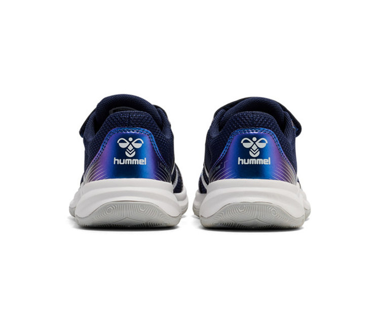 Zwei dunkelblaue Sneaker mit weißen Sohlen und irisierenden Fersen, die das Hummel-Logo zeigen, von hinten gesehen.