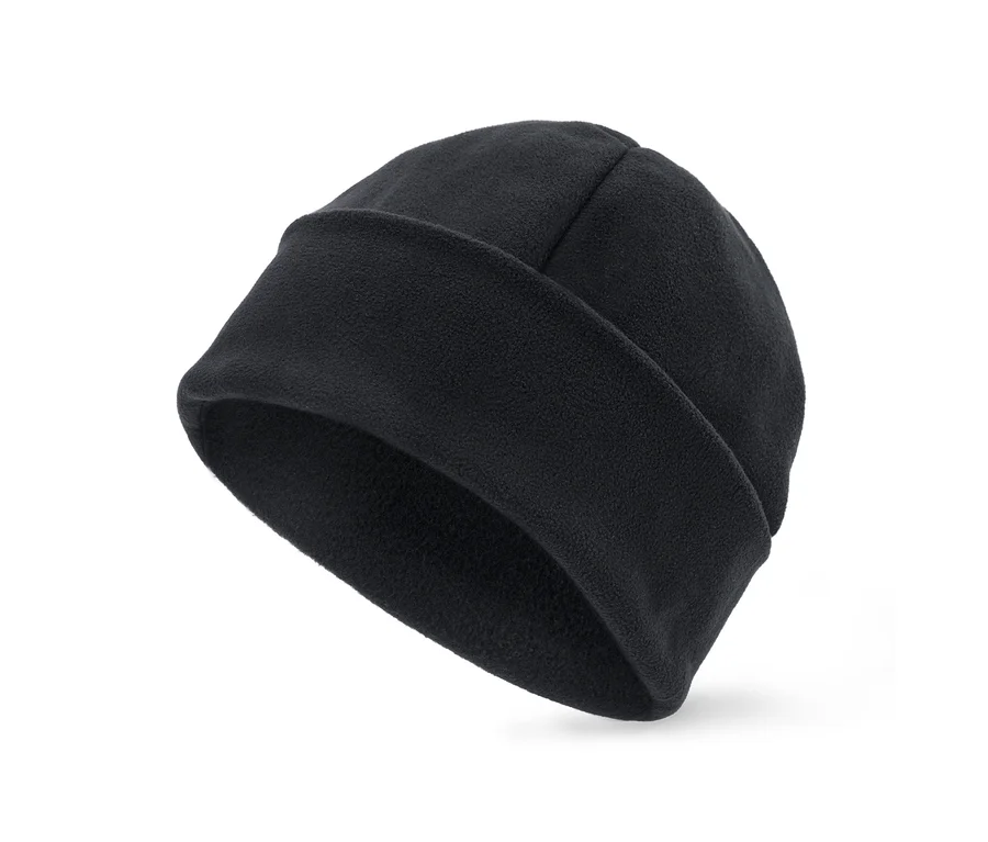 Schwarze Fleece-Mütze mit umgeschlagenem Rand, leicht geneigt auf weißem Hintergrund.