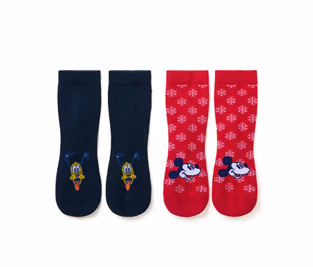 Zwei Paar Socken. Einmal dunkelblaue Socken mit Pluto und einmal rote Socken mit Mickey Mouse und Schneeflocken.