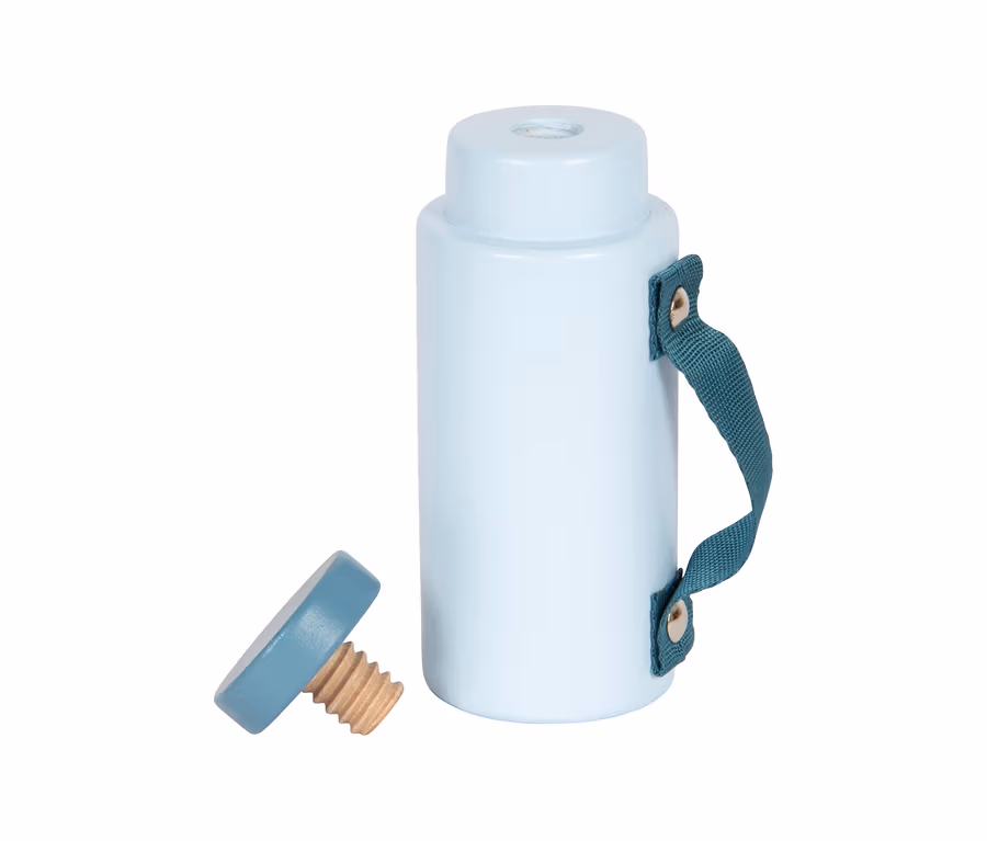 Eine hellblaue Thermosflasche mit abgeschraubtem Deckel und einem grünen Tragegriff.