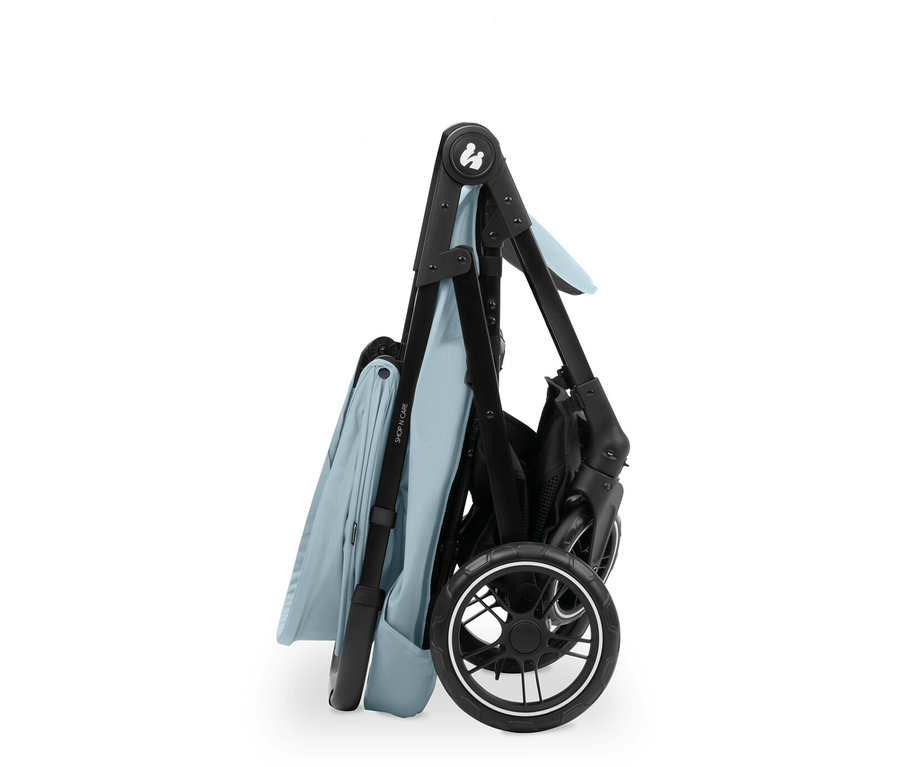 Ein zusammengeklappter hauck Buggy »Shop N Care« in Hellblau und Schwarz steht aufrecht.