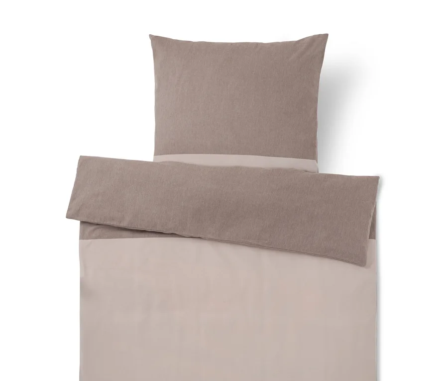 Zweifarbiges Bettwäsche-Set in Taupe und Hellbeige, mit einem Kissen und einem umgeschlagenen Bettbezug.