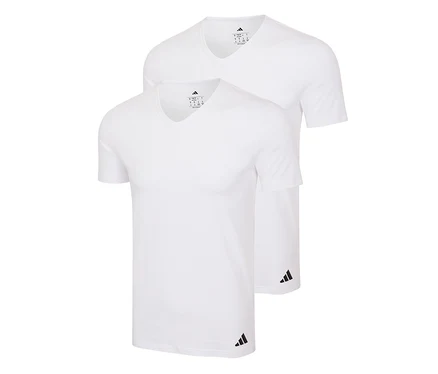 Zwei weiße adidas Active Flex T-Shirts mit V-Ausschnitt, eines leicht vor dem anderen, jedes mit kleinem schwarzem Logo am linken unteren Saum.
