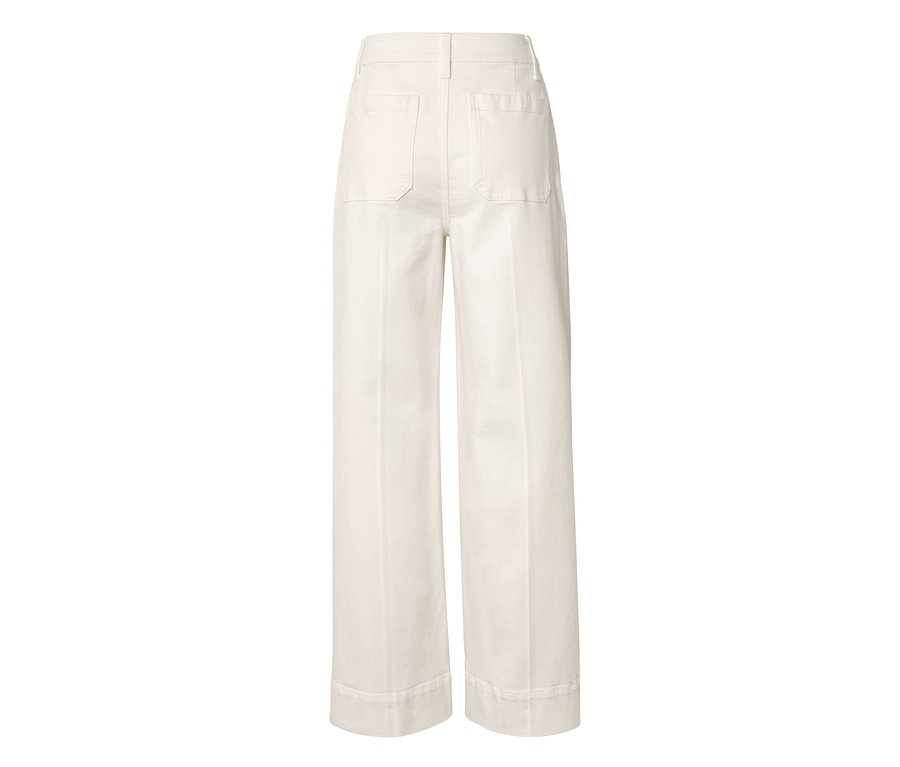Weiße Wide Leg Jeans im Fit »Viki« von hinten, mit zwei aufgesetzten Gesäßtaschen und umgeschlagenen Säumen.