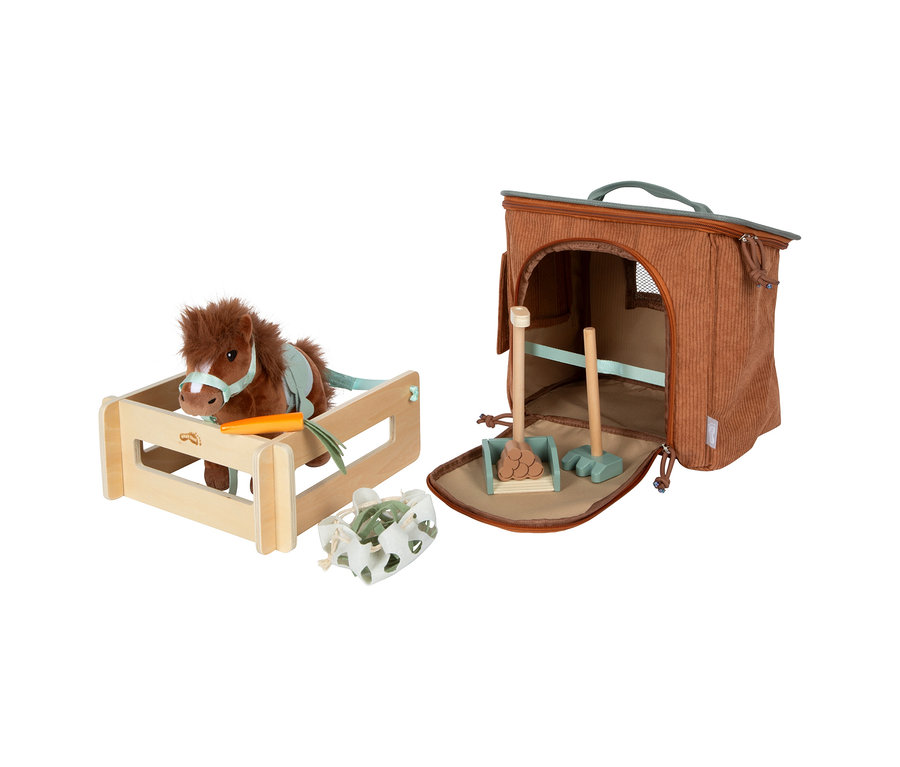 Ein small foot Spielset Pferd mit Stall, dunkelbraun, bestehend aus einem braunen Plüschpferd in einem Holzstall mit einer Spielzeugkarotte. Daneben liegt ein offener, brauner Cord-Stall, der auch als Tasche dient, mit Spielzeugschaufel und Rechen.