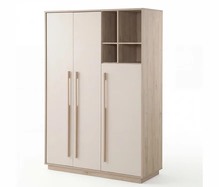 Heller Kleiderschrank mit drei beigen Türen links und vier offenen Fächern über einer beigen Tür rechts, mit hellen Holzgriffen und -rahmen.