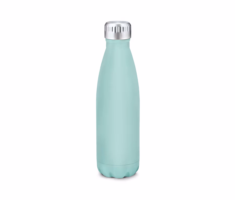 Eine hellblaue Isolier-Trinkflasche vor einem weißen Hintergrund.