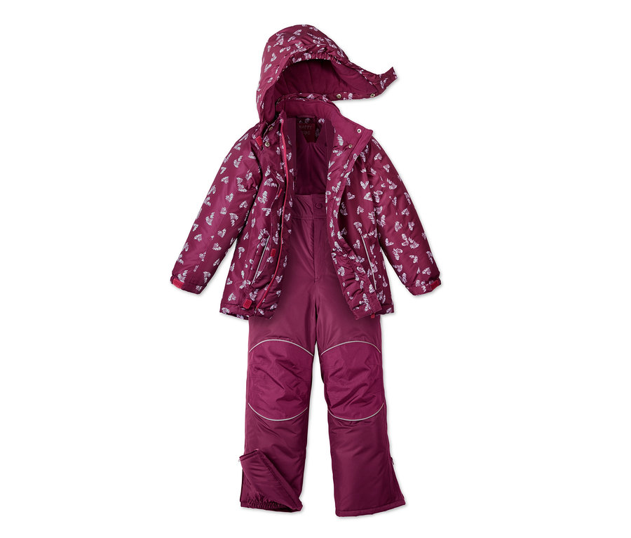 Lila Schnee-Kombi mit weißem Herzmuster.