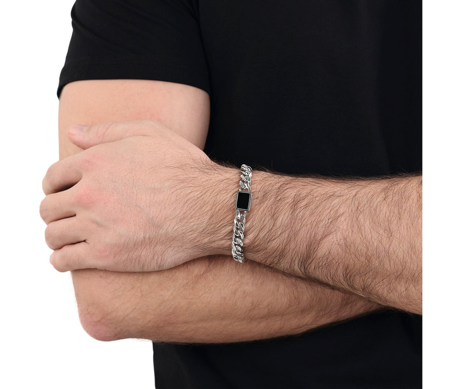 Mann trägt ein silbernes Amor Unisex-Armschmuck mit Anhänger.
