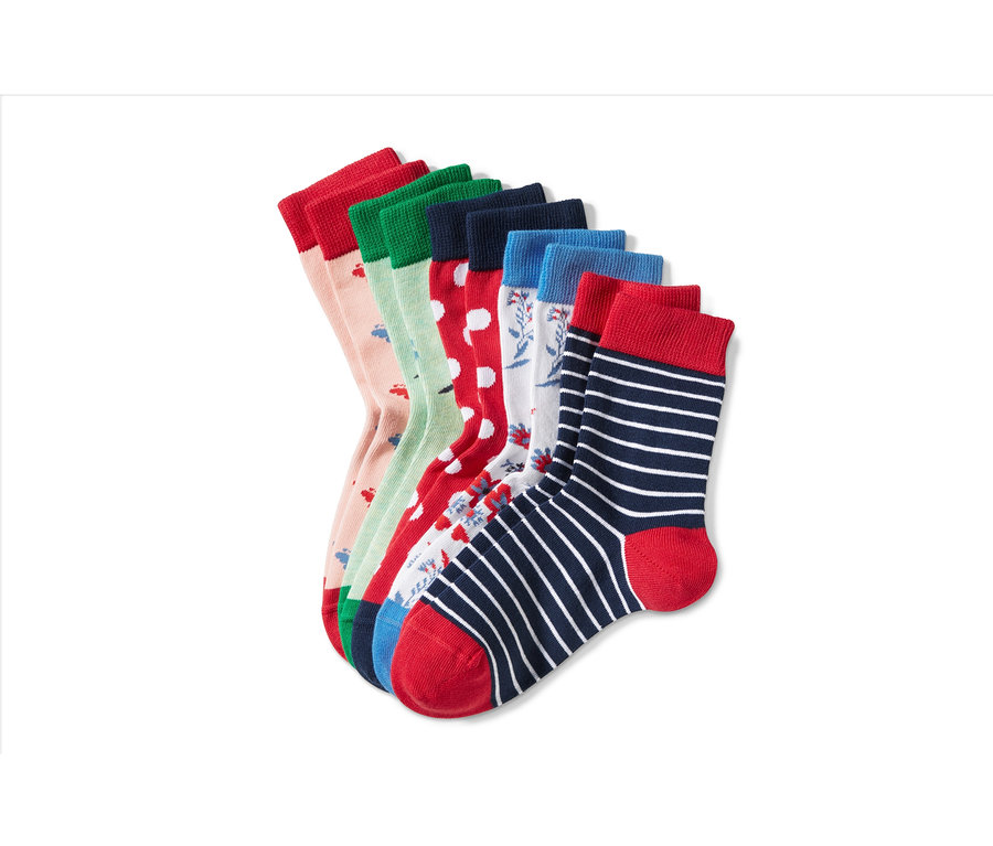 Fünf Paar Socken in verschiedenen Farben und Mustern liegen nebeneinander auf einem weißen Hintergrund.