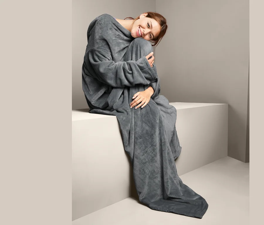 Kuscheldecke mit integrierten Ärmeln bei Tchibo kaufen