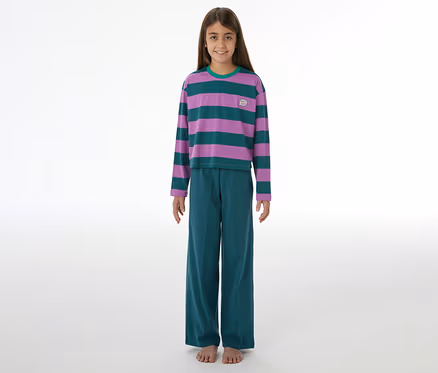 Mädchen lächelt, trägt einen SCHIESSER Kinder-Pyjama mit lila-grün gestreiftem Langarmshirt, grüner Hose und hat nackte Füße.