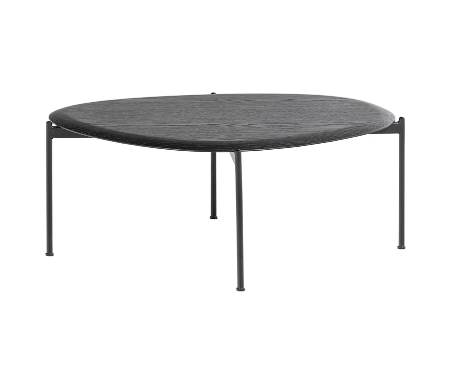 Dunkler, unregelmäßig geformter Couchtisch aus Holz mit sichtbarer Maserung, getragen von dünnen schwarzen Metallbeinen.
