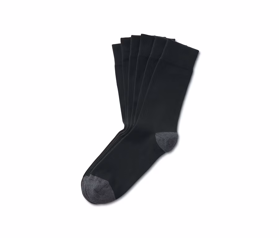 Drei Paar Socken.