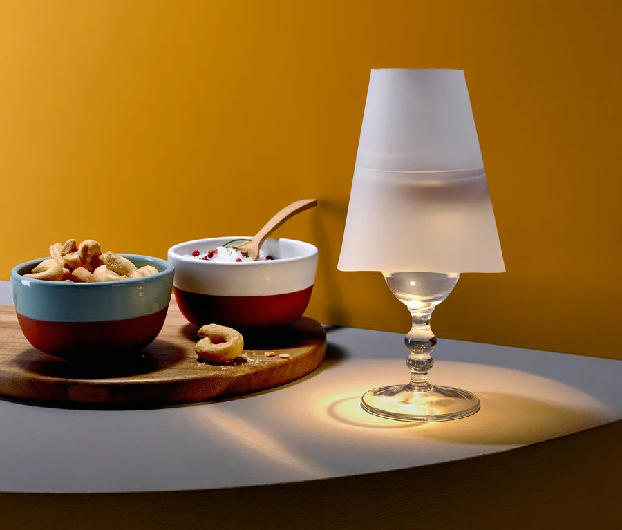 Zwei Schalen mit Essen und ein LED-Schwimmlicht auf einem Tisch.