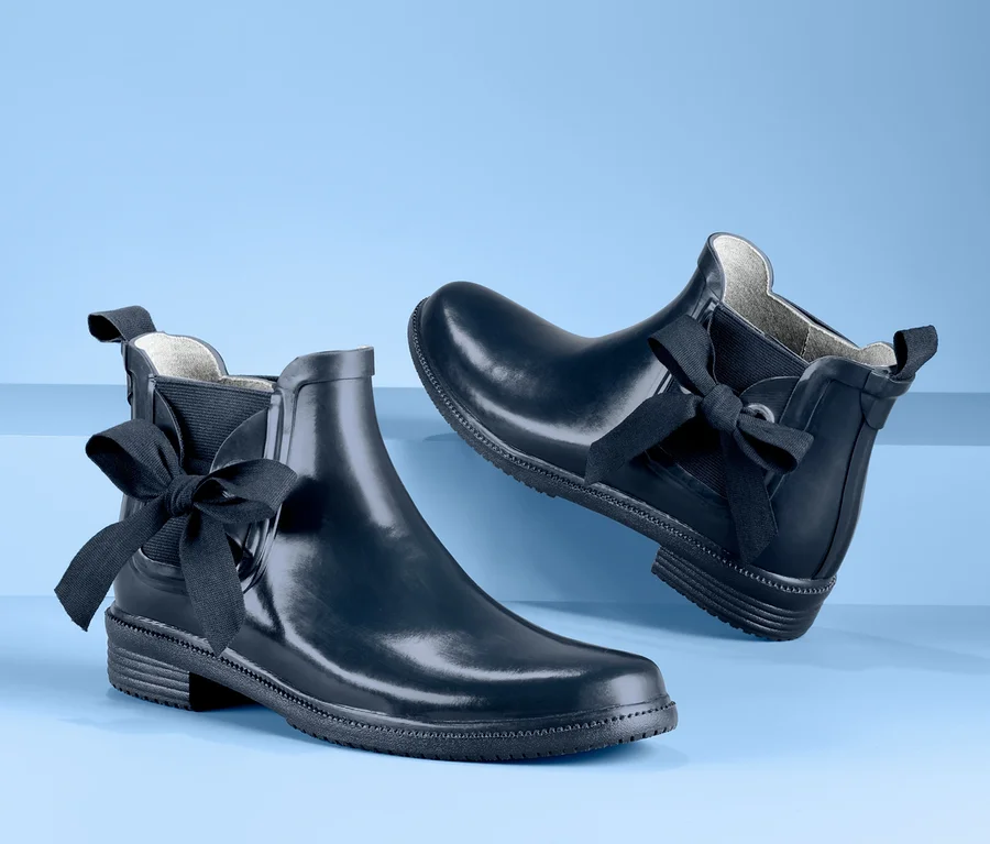 Zwei dunkelblaue Regenstiefeletten mit Schleife.