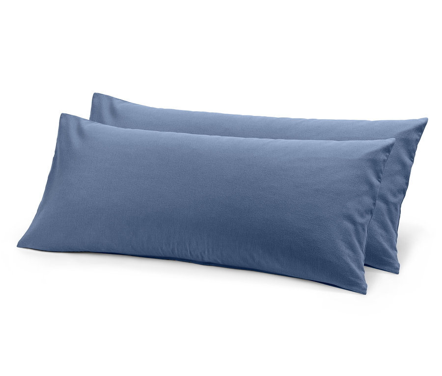 Zwei blaue Kissen auf einem weißen Hintergrund.
