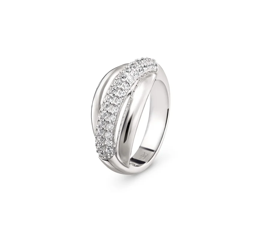 Nahaufnahme eines Rings aus 925er Silber mit Zirkonia in Pavé-Fassung.