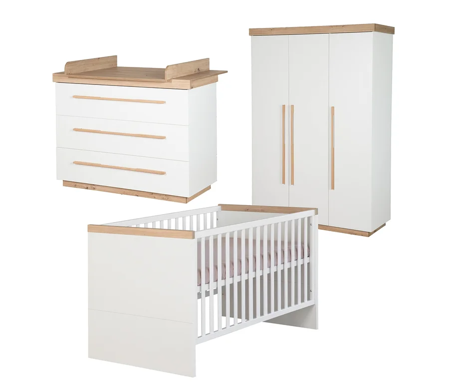 Roba 3-teiliges Kinderzimmer-Set »Lumo«: Eine Wickelkommode mit drei Schubladen, ein dreitüriger Kleiderschrank und ein Gitterbett mit rosa Matratze, alle in Weiß mit hellen Holzdetails.