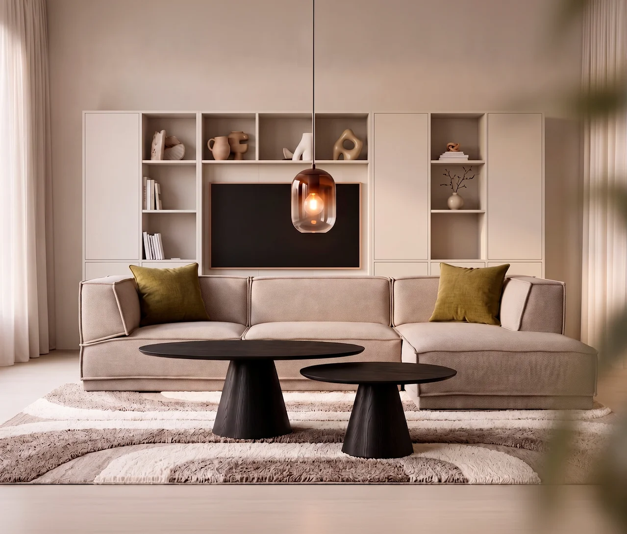 Modernes Wohnzimmer mit beigem Ecksofa, zwei WOOOD Couchtischen »Posture« (Ø ca. 120 cm und Ø ca. 70 cm) und einem hellen Teppich. Im Hintergrund ein Regal mit Deko und ein TV.