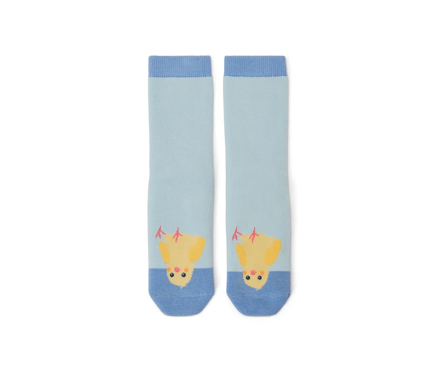 Zwei Paar Kinder-Antirutsch-Socken mit Küken-Motiv.