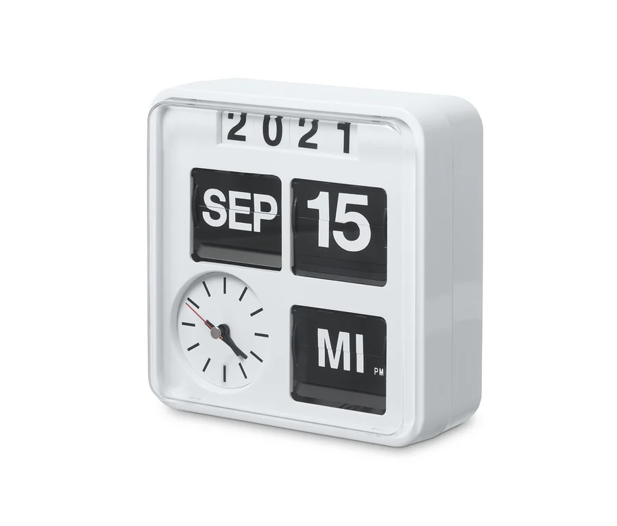 Eine weiße Wanduhr mit Kalender zeigt den 15. September 2021.