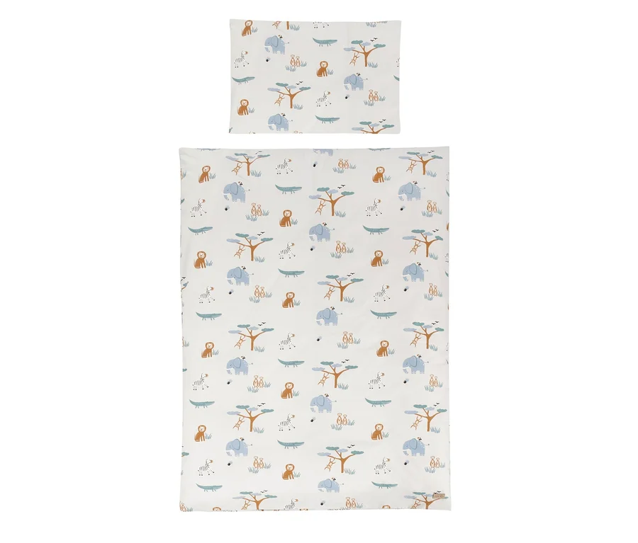 Bettwäsche-Set mit einem Bettbezug und einem Kissenbezug, beide mit einem Muster aus Safari-Tieren wie Elefanten, Zebras, Löwen und Krokodilen auf weißem Hintergrund.