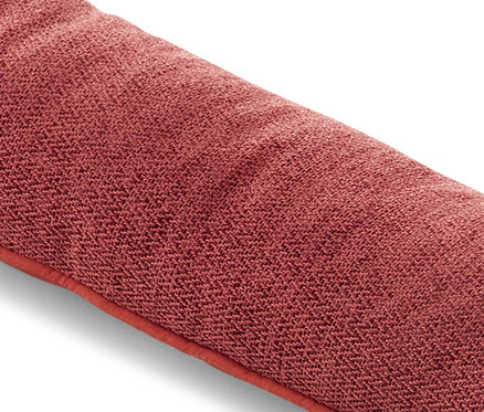 Detailaufnahme eines roten Zugluftstoppers.