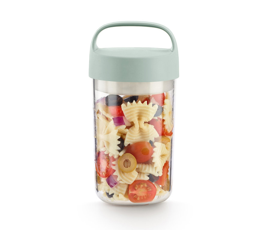 Eine To-go-Lunchbox gefüllt mit Nudelsalat, Oliven und Tomaten.
