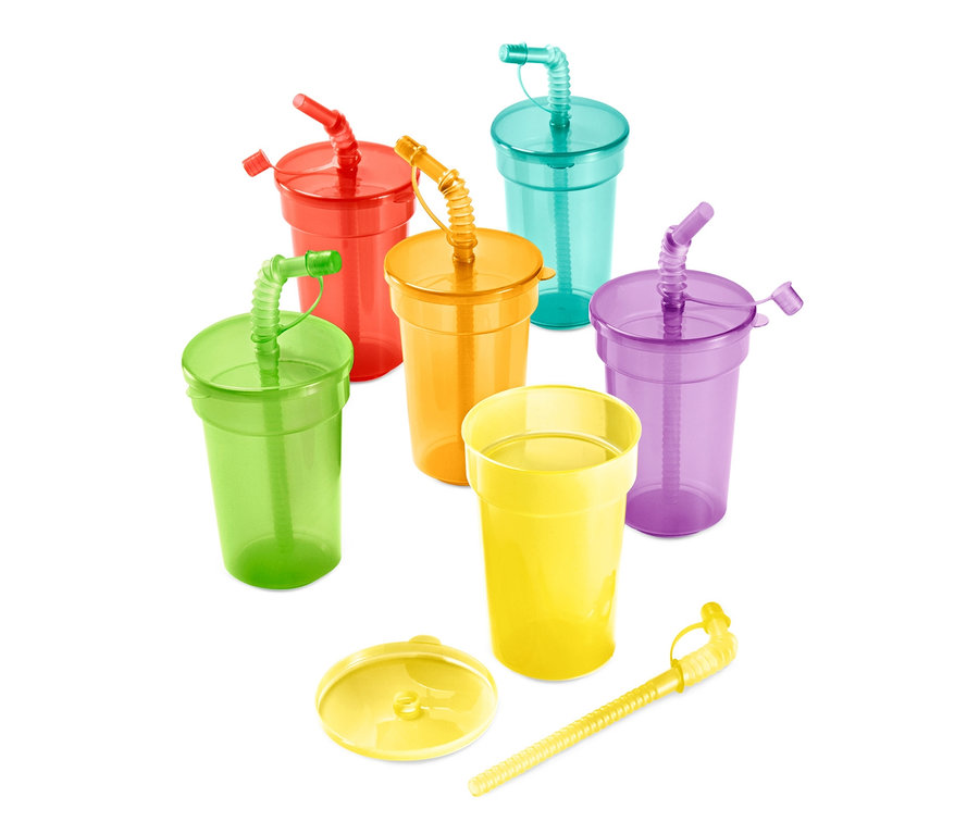 Sechs bunte Becher mit Deckeln und Strohhalmen.
