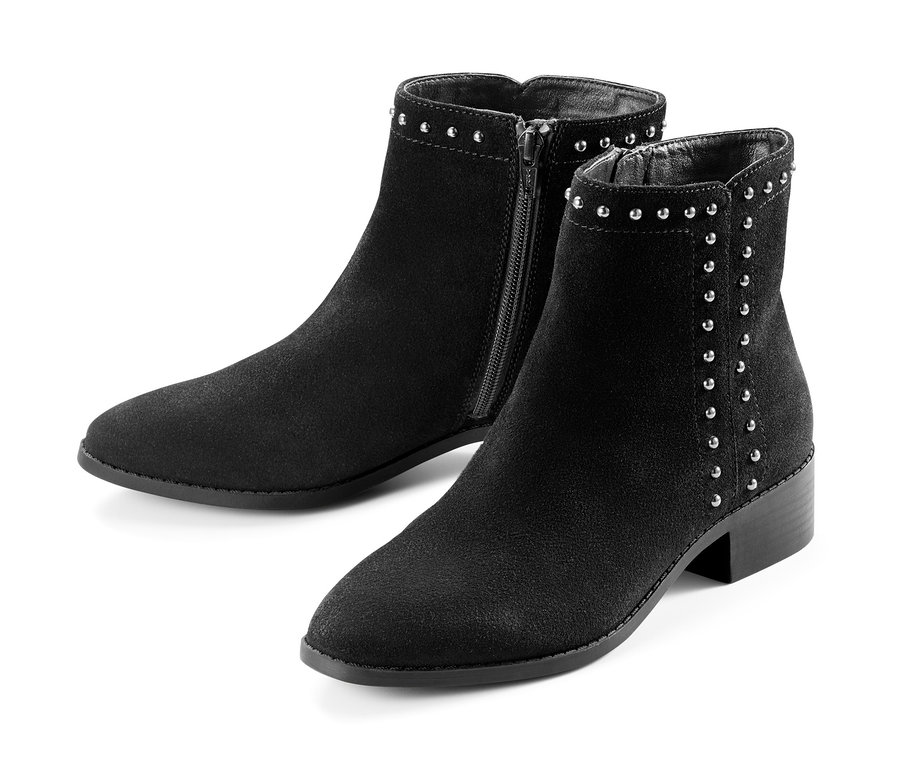 Zwei schwarze Veloursleder-Boots.