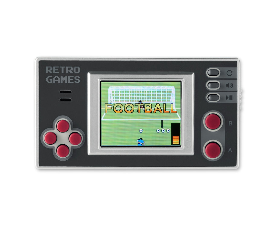 Nahaufnahme einer Retro-Mini-Spielkonsole, die ein Fußballspiel auf dem Bildschirm zeigt.