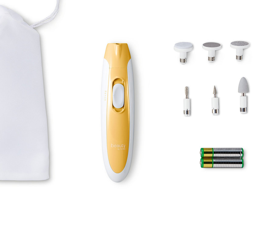 Gelbes Maniküre- und Pediküre-Gerät mit Aufsätzen und Batterien neben einem weißen Stoffbeutel.